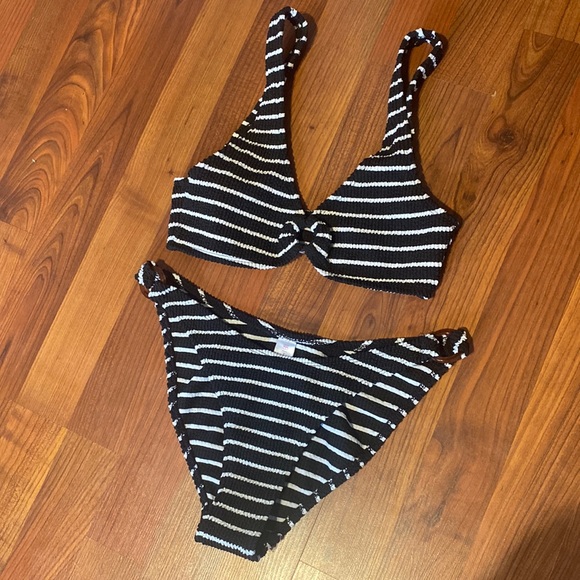 Bikini - Picture 1 of 3